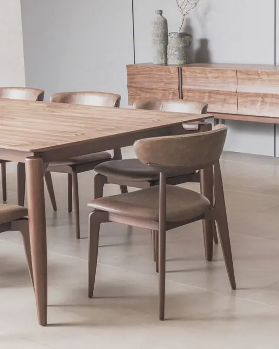 Ambiente de jantar completo com mesa, cadeiras e buffet da Gottems