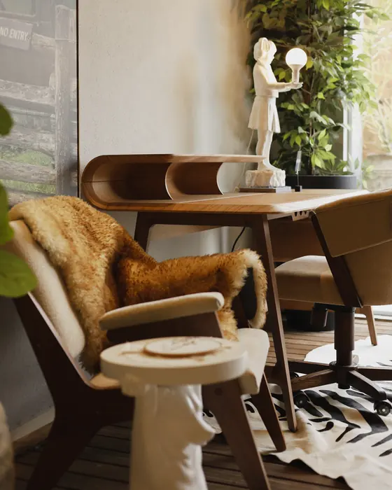 Showroom DRØM: poltrona com manta de pelo, mesa lateral branca e escrivaninha de madeira